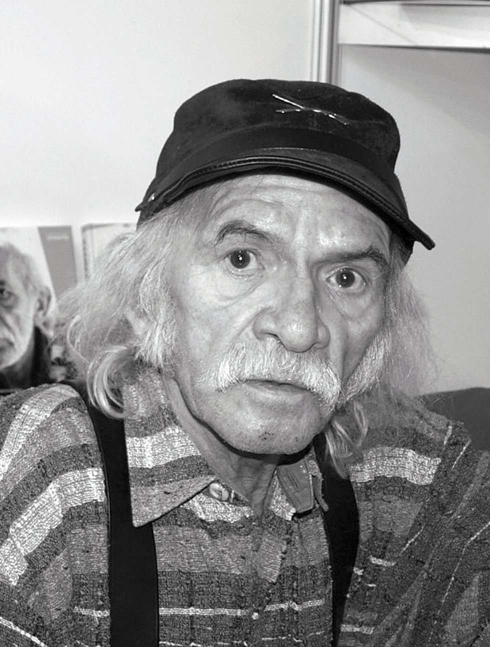  <p><strong>2016 - grudzień</strong></p>
<p><strong>Bohdan Smoleń</strong></p>
<p>Aktor, piosenkarz komediowy i artysta kabaretowy. Miał 69 lat. Był członkiem słynnego w okresie PRL kabaretu &bdquo;Tey&rdquo; z Poznania i założycielem &bdquo;Fundacji Stworzenia Pana Smolenia&rdquo;. Przez 5 lat prowadził polonijny program Ludzie listy piszą w TVP Polonia. Nagrał także &bdquo;Smoleniowe bajanie, czyli całkiem dorosłe bajki&rdquo; &ndash; zbi&oacute;r przerobionych satyrycznie bajek. Jako aktor występował m.in. jako Listonosz Edzio w serialu &bdquo;Świat według Kiepskich&rdquo;.</p>