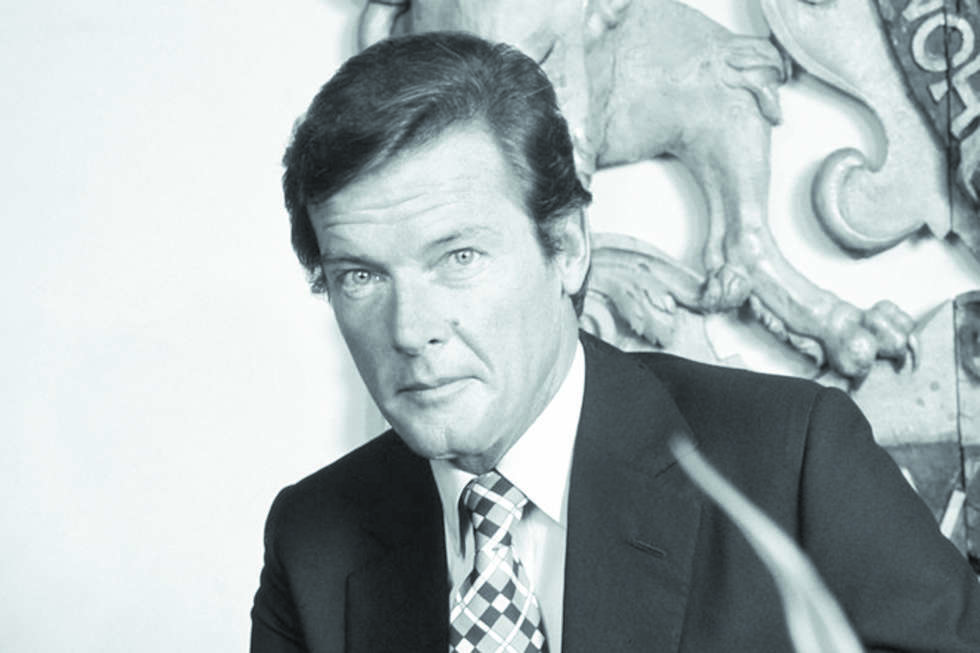  <p><strong>2017 -&nbsp;maj</strong></p>
<p><strong>Roger Moore</strong></p>
<p>Brytyjski aktor filmowy, znany m.in. z film&oacute;w o przygodach agenta 007 &ndash; Jamesa Bonda. Miał 89 lat.</p>
<p>W postać Bonda wcielił się siedmiokrotnie (w latach 1973-1985), najwięcej ze wszystkich &bdquo;aktor&oacute;w-Bond&oacute;w&rdquo;. Popularność przyni&oacute;sł mu r&oacute;wnież serial &bdquo;Partnerzy&rdquo; (&bdquo;Detektywi z wyższych sfer&rdquo;, 1971-1972), gdzie występował jako lord Brett Sinclair.</p>
<p>Zanim jednak zagrał agenta 007, sławę przyniosła mu rola Simona Templara w serialu &bdquo;Święty&rdquo; (1962-1969).</p>
<p>Otrzymał dwa wysokiej rangi odznaczenia brytyjskie: Commander of the British Empire (CBE) w 1999 i Knight Commander of the British Empire (KBE) w 2003. Był ambasadorem dobrej woli UNICEF, a także autorem książek.</p>
