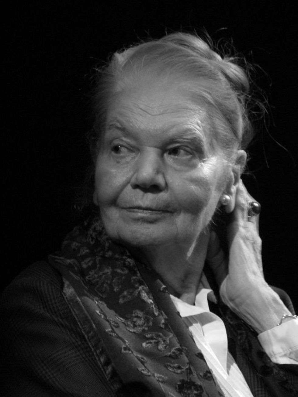  <p><strong>2017 -&nbsp;lipiec</strong></p>
<p><strong>Julia Hartwig</strong></p>
<p>Julia Hartwig urodziła się 14 sierpnia 1921 roku w Lublinie, od 2009 roku jest Honorowym Obywatelem Miasta Lublin.</p>
<p>Była c&oacute;rką fotografa Ludwika Hartwiga i Marii Birjukow, siostrą Edwarda, fotografika i Walentego, endokrynologa. Dzieciństwo Julia Hartwig spędziła w Lublinie. Jej rodzina mieszkała przy ulicy Staszica 2, następnie na Krakowskim Przedmieściu. Gł&oacute;wnym źr&oacute;dłem utrzymania był zakład fotograficzny ojca. Uczyła się w Gimnazjum im. Unii Lubelskiej w Lublinie. W 1936 roku, w gazetce szkolnej &bdquo;W słońce&rdquo;, opublikowała sw&oacute;j pierwszy wiersz. Podczas II wojny światowej była łączniczką Armii Krajowej, uczestniczką podziemnego życia kulturalnego.</p>
<p>Studiowała polonistykę i romanistykę na Tajnym Uniwersytecie Warszawskim (1942-1944) i Uniwersytecie Warszawskim (1946) oraz Katolickim Uniwersytecie Lubelskim. W latach 1947-50 przebywała we Francji, gdzie była stypendystką rządu francuskiego i urzędniczką w dziale kulturalnym Ambasady Polskiej w Paryżu. Mieszkała następnie w Warszawie. W latach 1952-69 była autorką słuchowisk nadawanych w Polskim Radiu.</p>
<p>W latach 1970-74, razem z mężem Arturem Międzyrzeckim, przebywała w USA; była uczestniczką programu International Writing Program, a następnie wykładowcą Drake University. Prowadziła też wykłady na Uniwersytecie Ottawy i Carleton University w Kanadzie. W 1976 była sygnatariuszką &bdquo;Memoriału 101&rdquo;. W 1979 roku ponownie przebywała w USA na zaproszenie Departamentu Stanu. W 1989 roku była członkiem Komitetu Obywatelskiego przy Przewodniczącym NSZZ &bdquo;Solidarność&rdquo; Lechu Wałęsie.</p>
<p>Dorobek literacki Julii Hartwig obejmuje kilkanaście zbior&oacute;w poezji i prozy poetyckiej oraz monografie, eseje, tłumaczenia, książki dla dzieci.</p>
<p>Zmarła w Stanach Zjednoczonych. Poetka miała 95 lat.</p>