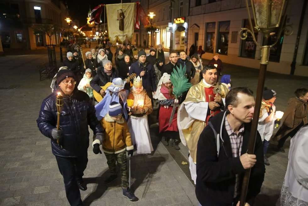  Holy Wins - Parada Wszystkich Świętych przeszła ulicami Lublina (zdjęcie 10) - Autor: Wojciech Nieśpiałowski