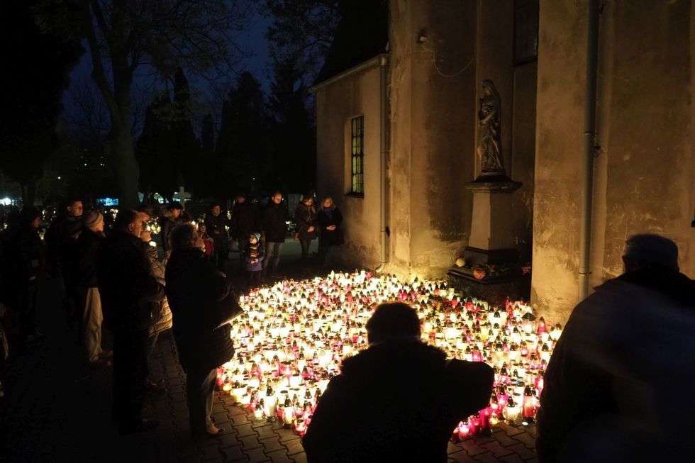  Wszystkich Świętych w Lublinie: Cmentarz przy ul. Unickiej wieczorem (zdjęcie 7) - Autor: Maciej Kaczanowski