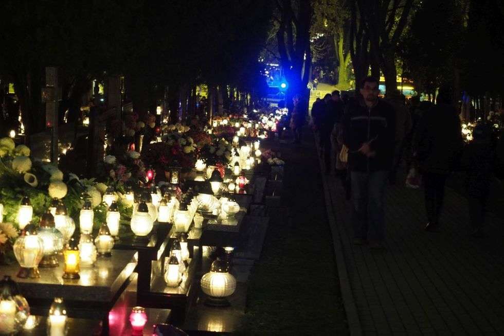  Wszystkich Świętych w Lublinie: Cmentarz przy ul. Unickiej wieczorem (zdjęcie 12) - Autor: Maciej Kaczanowski