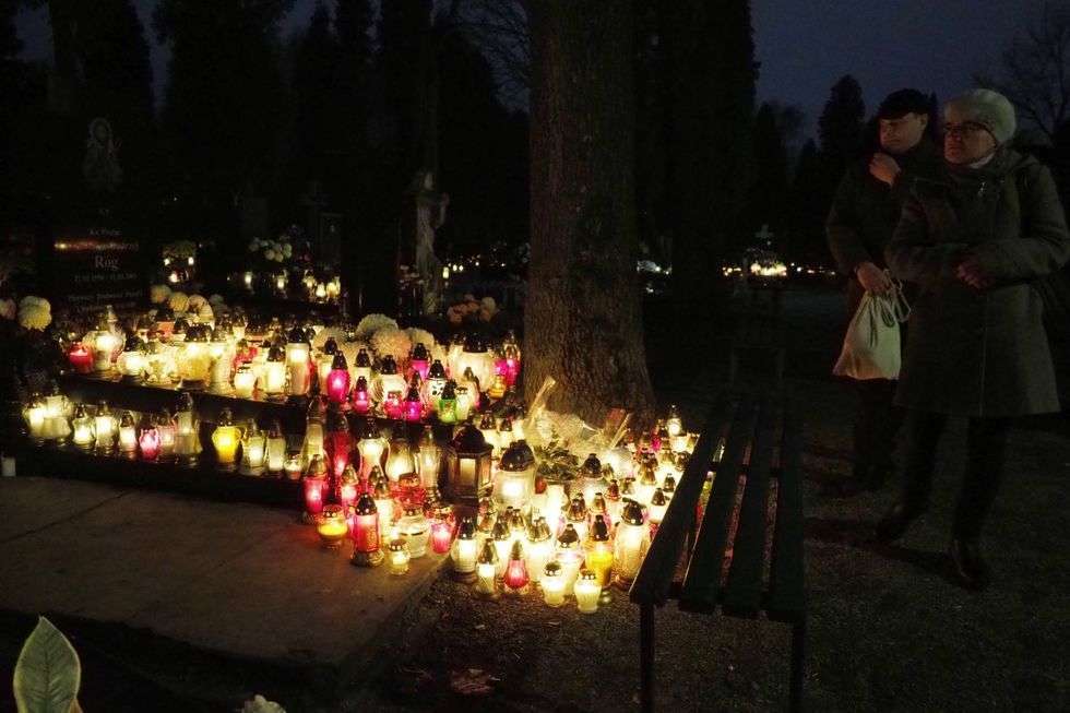 Wszystkich Świętych w Lublinie: Cmentarz przy ul. Unickiej wieczorem (zdjęcie 18) - Autor: Maciej Kaczanowski