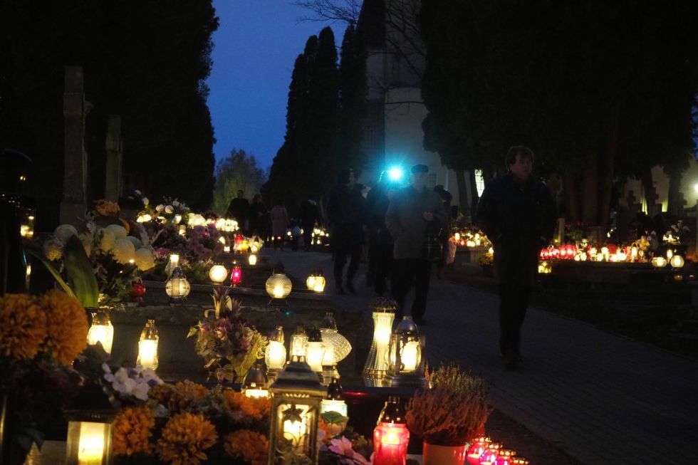  Wszystkich Świętych w Lublinie: Cmentarz przy ul. Unickiej wieczorem (zdjęcie 24) - Autor: Maciej Kaczanowski