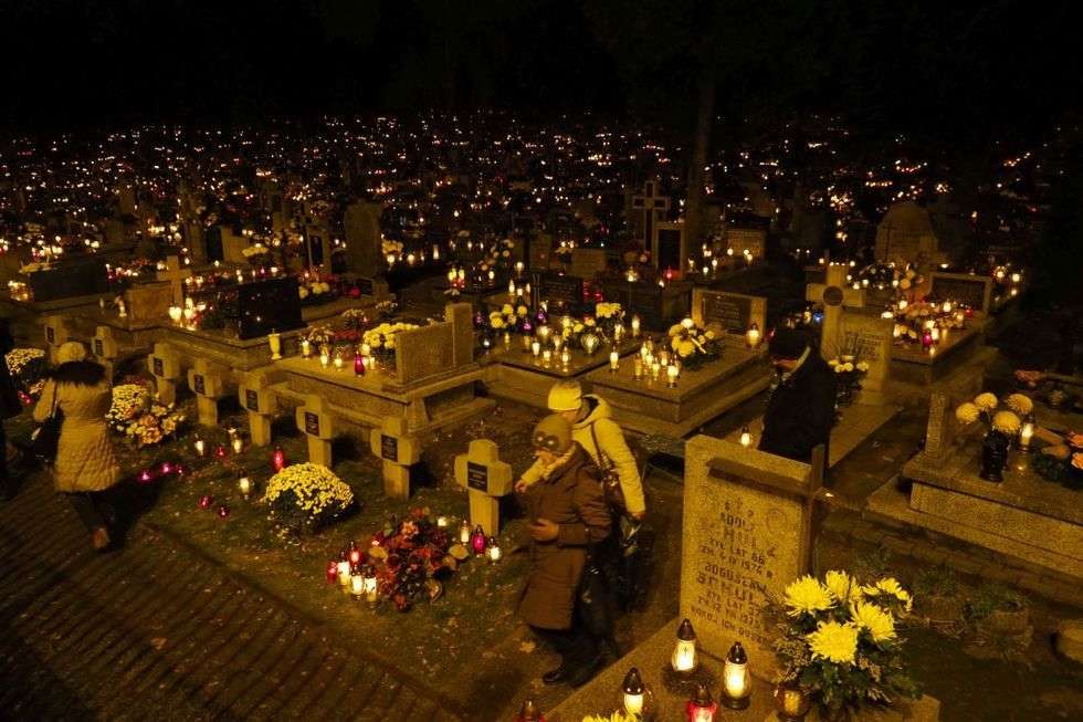  Wszystkich Świętych w Lublinie: Cmentarz przy ul. Unickiej wieczorem (zdjęcie 8) - Autor: Maciej Kaczanowski