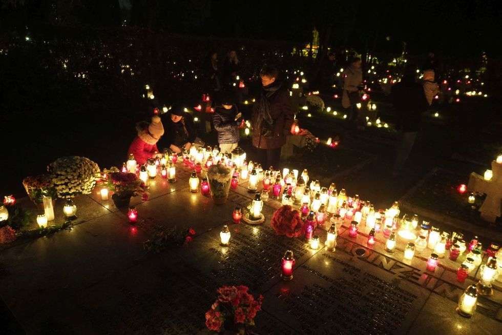  Wszystkich Świętych w Lublinie: Cmentarz przy ul. Unickiej wieczorem (zdjęcie 5) - Autor: Maciej Kaczanowski