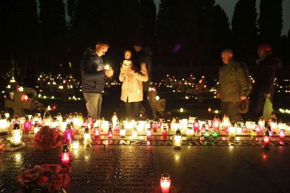  Wszystkich Świętych w Lublinie: Cmentarz przy ul. Unickiej wieczorem (zdjęcie 2) - Autor: Maciej Kaczanowski