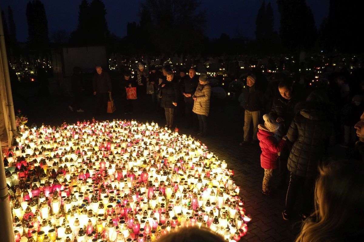Wszystkich Świętych w Lublinie: Cmentarz przy ul. Unickiej wieczorem - Autor: Maciej Kaczanowski