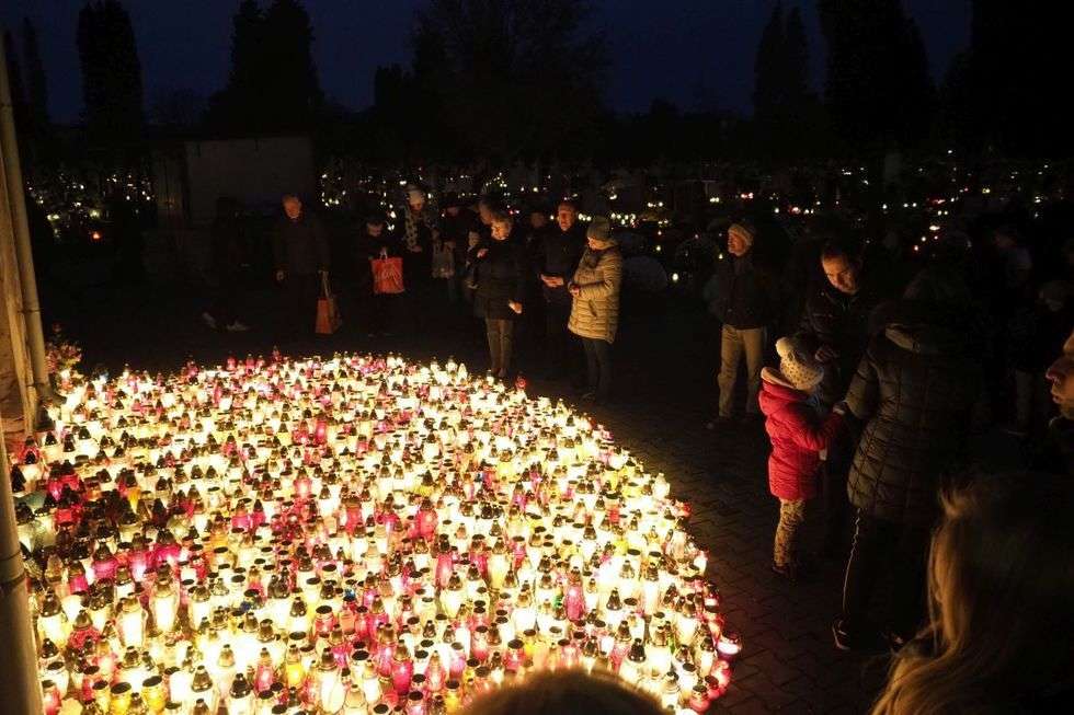  Wszystkich Świętych w Lublinie: Cmentarz przy ul. Unickiej wieczorem (zdjęcie 1) - Autor: Maciej Kaczanowski