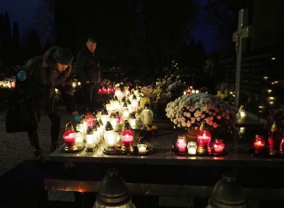  Wszystkich Świętych w Lublinie: Cmentarz przy ul. Unickiej wieczorem (zdjęcie 17) - Autor: Maciej Kaczanowski