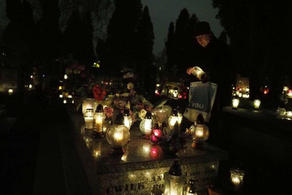  Wszystkich Świętych w Lublinie: Cmentarz przy ul. Unickiej wieczorem (zdjęcie 9) - Autor: Maciej Kaczanowski