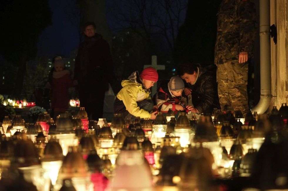  Wszystkich Świętych w Lublinie: Cmentarz przy ul. Unickiej wieczorem (zdjęcie 4) - Autor: Maciej Kaczanowski