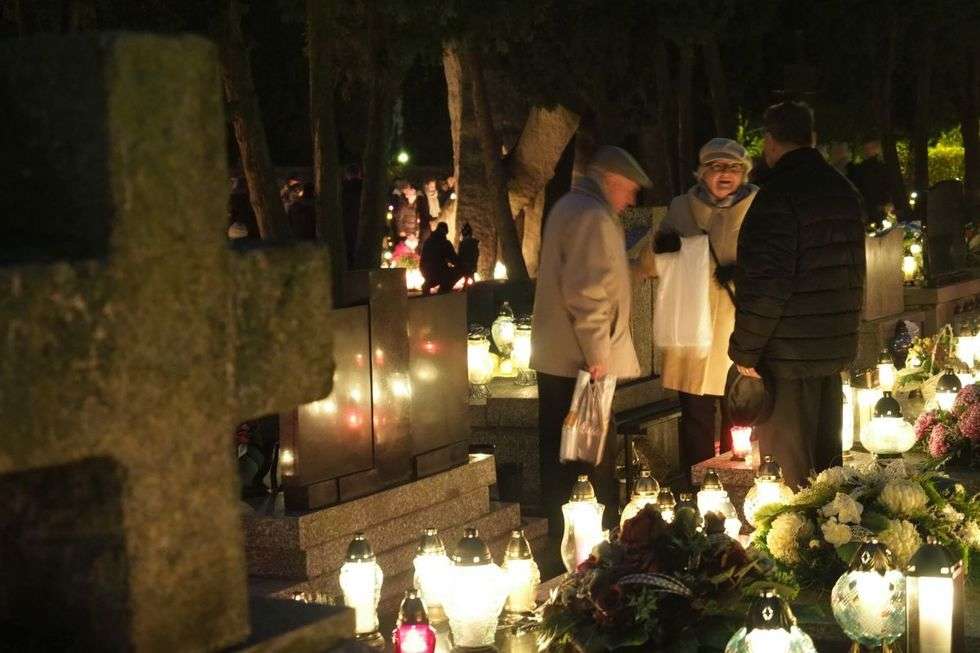  Wszystkich Świętych w Lublinie: Cmentarz przy ul. Unickiej wieczorem (zdjęcie 13) - Autor: Maciej Kaczanowski