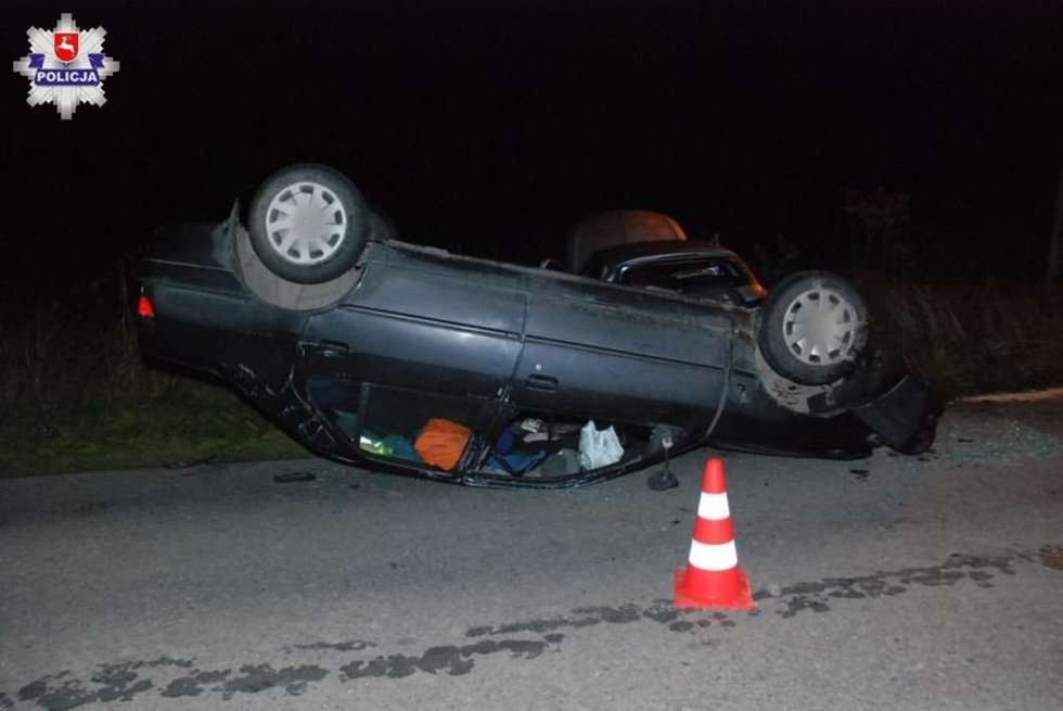  Wypadek w Zarzeczu: Peugeot dachował (zdjęcie 1) - Autor: Policja