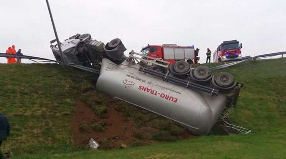  Bronowice: Ciężarówka spadła z nasypu na obwodnicy (zdjęcie 3) - Autor: Jakub Madejski