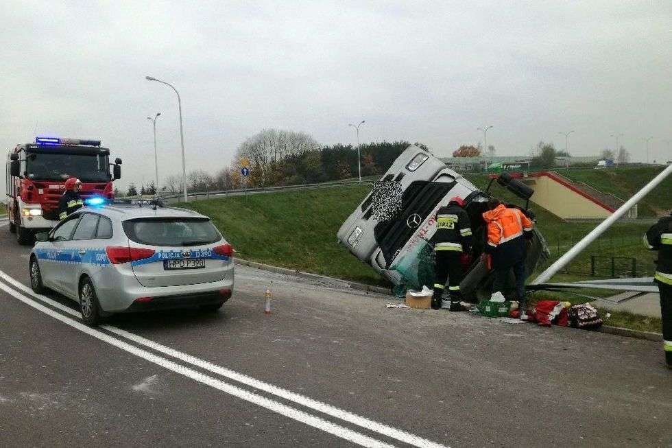  Bronowice: Ciężarówka spadła z nasypu na obwodnicy (zdjęcie 2) - Autor: KPP Puławy