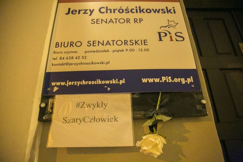  Mieszkanki Zamościa zapaliły znicze przy biurze senatora PiS (zdjęcie 6) - Autor: Kazimierz Chmiel