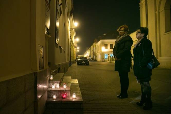 Mieszkanki Zamościa zapaliły znicze przy biurze senatora PiS - Autor: Kazimierz Chmiel