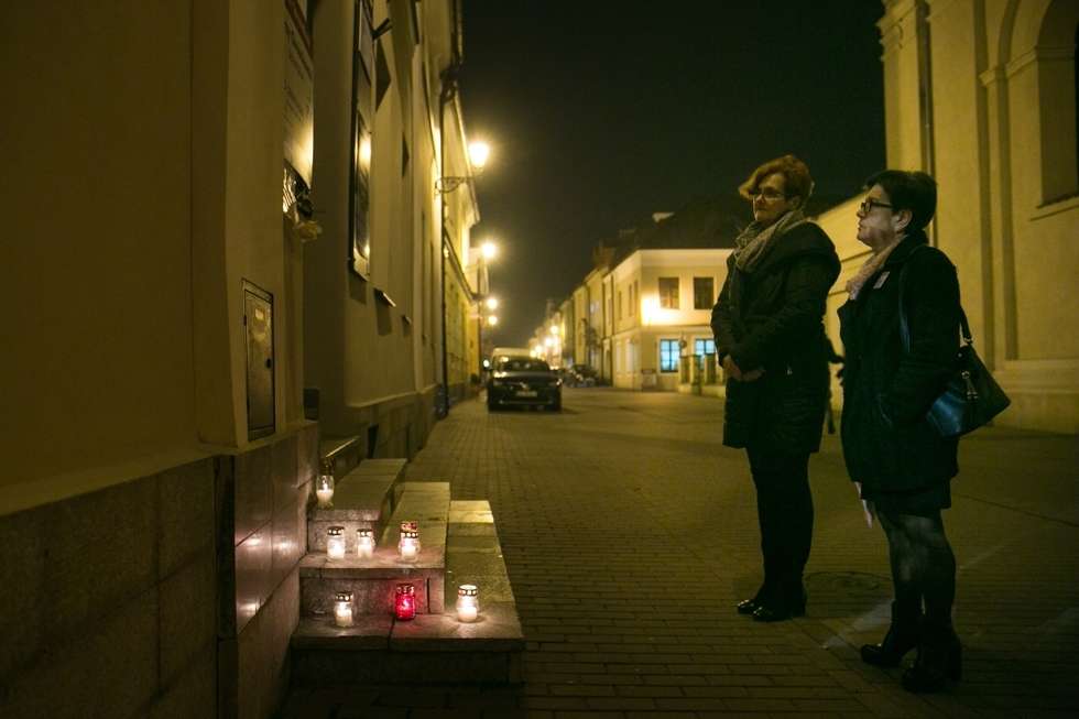  Mieszkanki Zamościa zapaliły znicze przy biurze senatora PiS (zdjęcie 1) - Autor: Kazimierz Chmiel