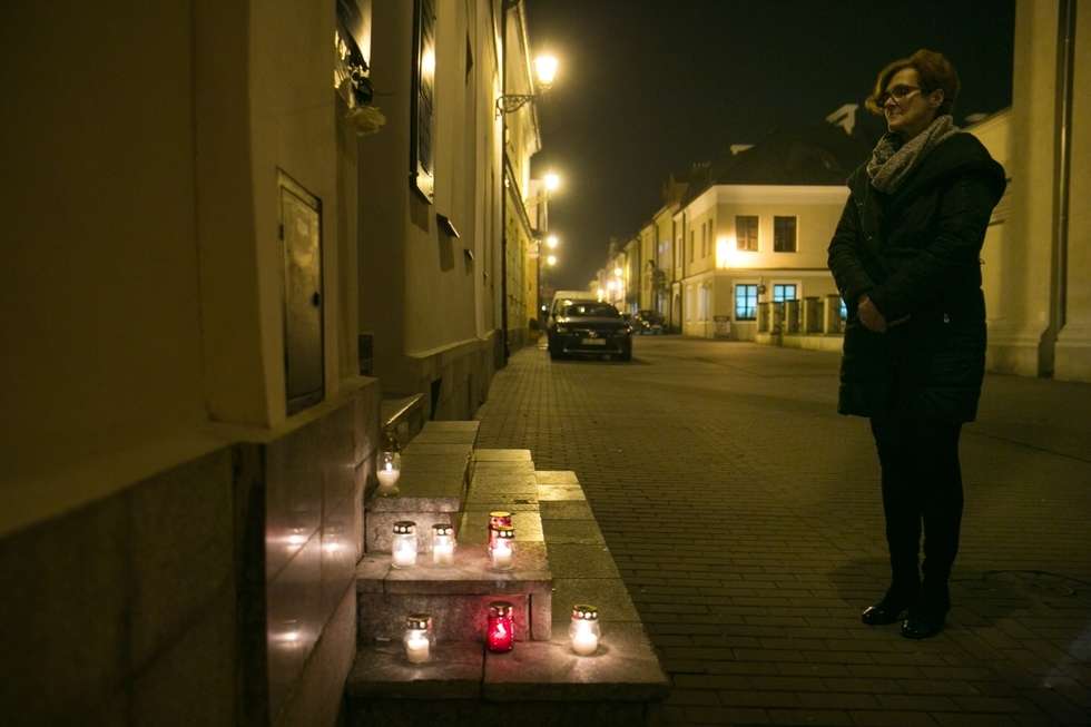  Mieszkanki Zamościa zapaliły znicze przy biurze senatora PiS (zdjęcie 2) - Autor: Kazimierz Chmiel