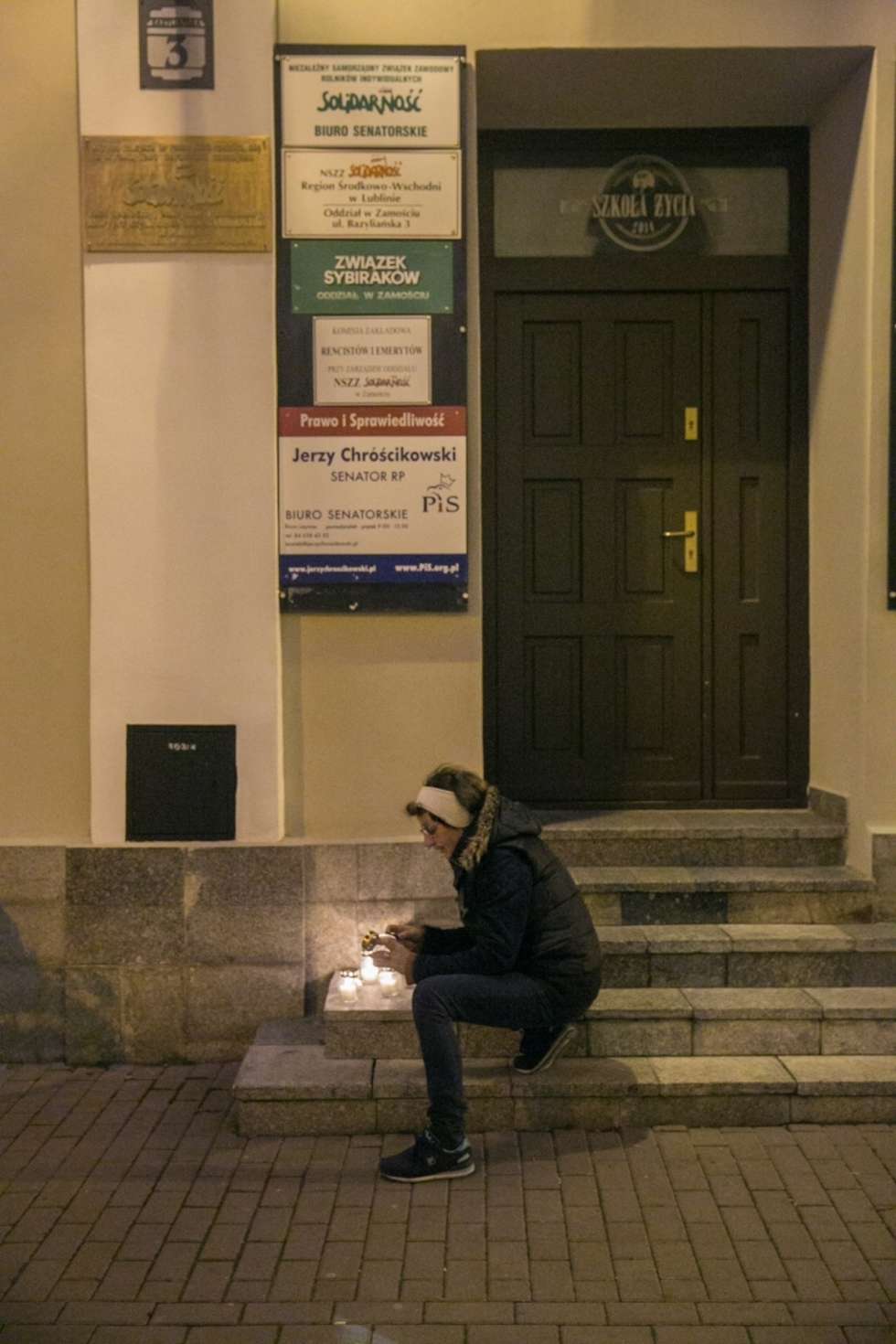  Mieszkanki Zamościa zapaliły znicze przy biurze senatora PiS (zdjęcie 5) - Autor: Kazimierz Chmiel