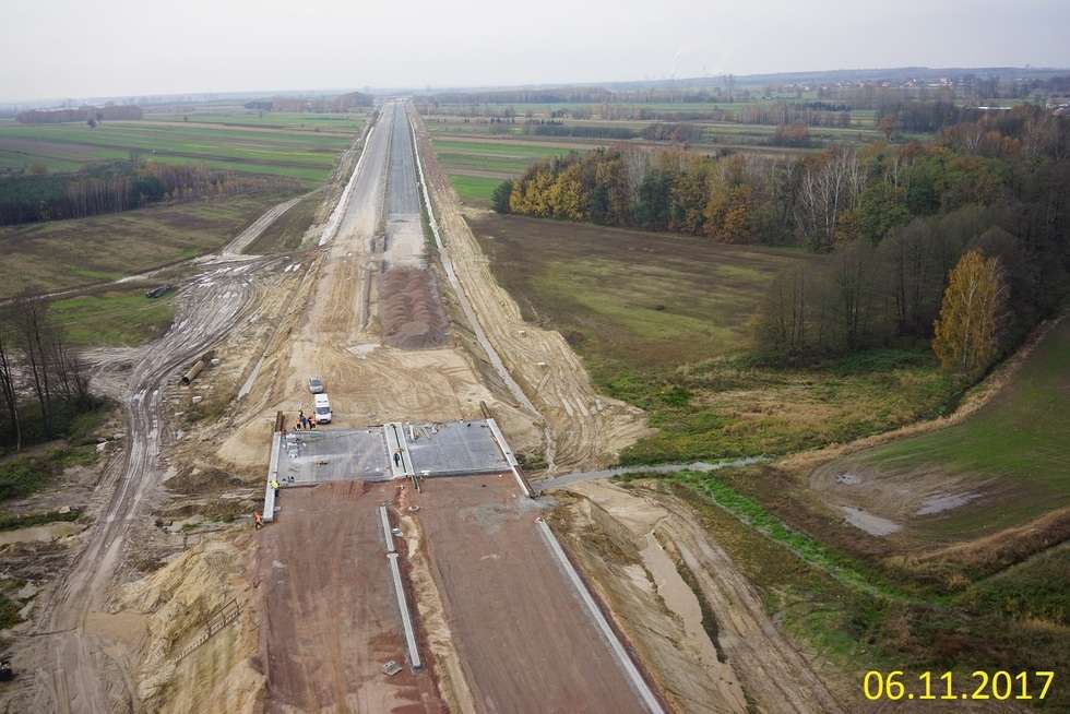  Budowa drogi ekspresowej od węzła Kurów do mostu na Wiśle (zdjęcie 10) - Autor: GDDKiA