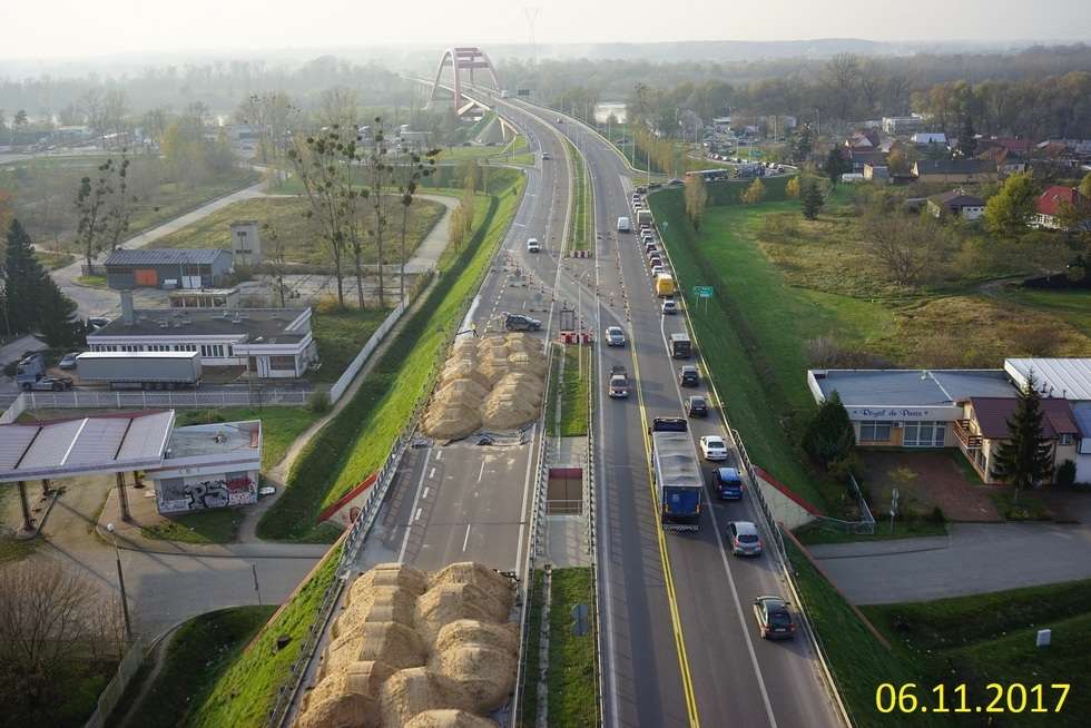  Budowa drogi ekspresowej od węzła Kurów do mostu na Wiśle (zdjęcie 45) - Autor: GDDKiA