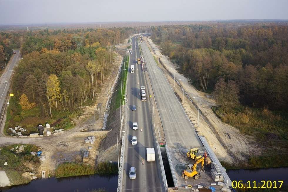  Budowa drogi ekspresowej od węzła Kurów do mostu na Wiśle (zdjęcie 48) - Autor: GDDKiA