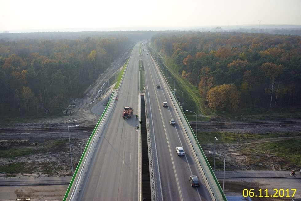  Budowa drogi ekspresowej od węzła Kurów do mostu na Wiśle (zdjęcie 39) - Autor: GDDKiA