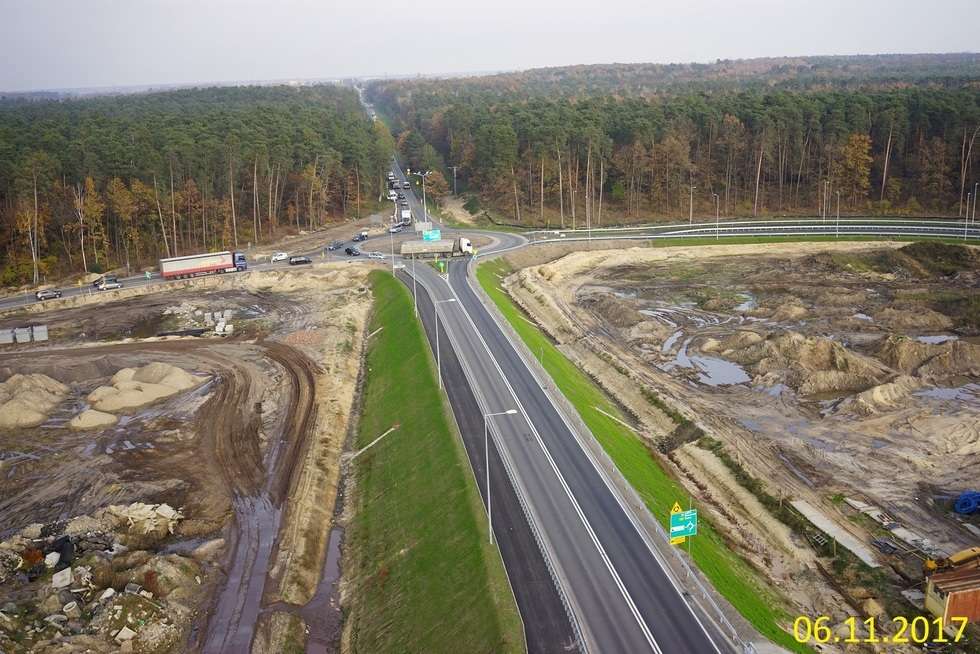  Budowa drogi ekspresowej od węzła Kurów do mostu na Wiśle (zdjęcie 27) - Autor: GDDKiA