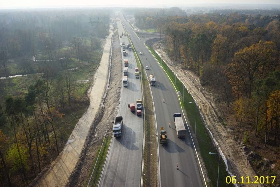  Budowa drogi ekspresowej od węzła Kurów do mostu na Wiśle (zdjęcie 37) - Autor: GDDKiA