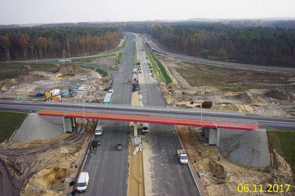  Budowa drogi ekspresowej od węzła Kurów do mostu na Wiśle (zdjęcie 23) - Autor: GDDKiA