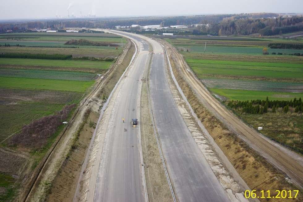 Budowa drogi ekspresowej od węzła Kurów do mostu na Wiśle (zdjęcie 14) - Autor: GDDKiA