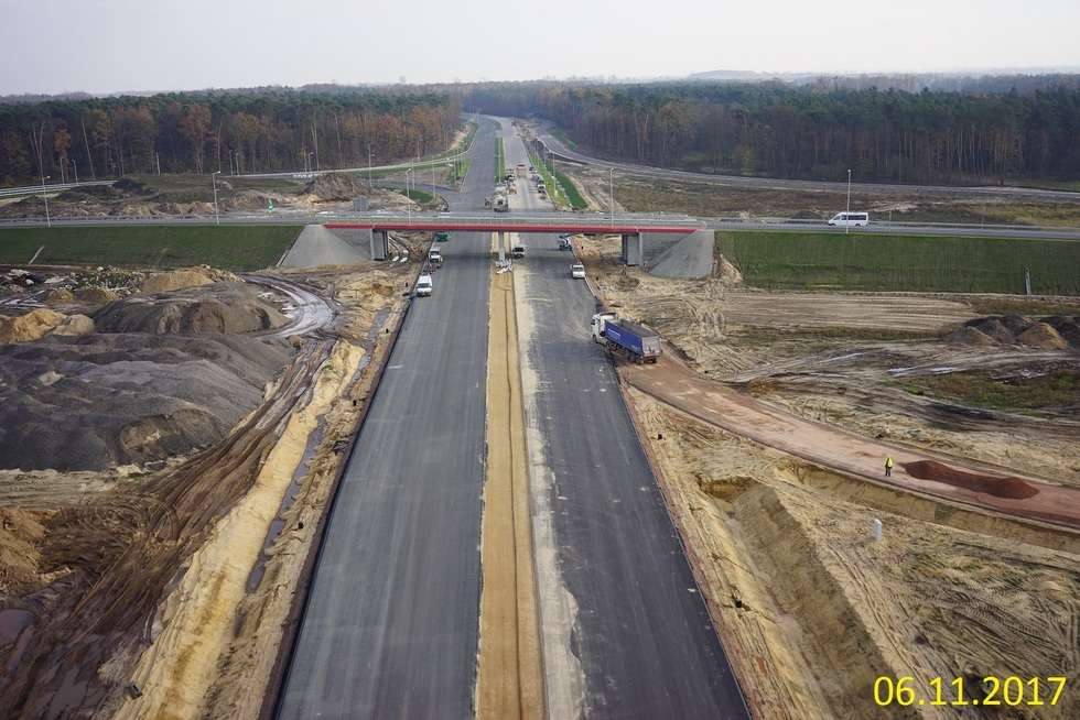  Budowa drogi ekspresowej od węzła Kurów do mostu na Wiśle (zdjęcie 21) - Autor: GDDKiA