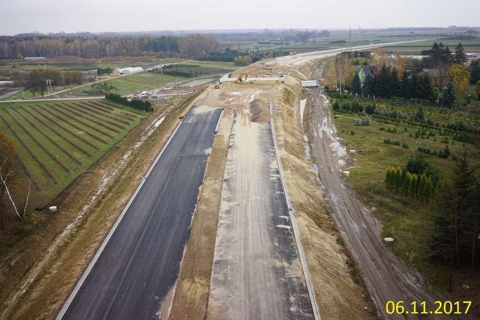  Budowa drogi ekspresowej od węzła Kurów do mostu na Wiśle (zdjęcie 19) - Autor: GDDKiA