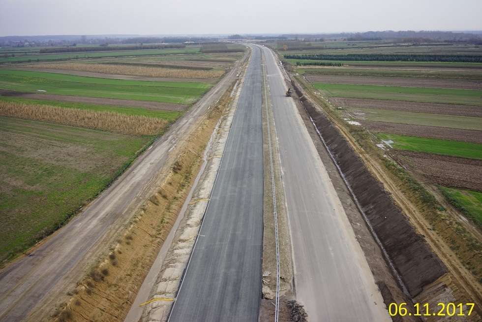  Budowa drogi ekspresowej od węzła Kurów do mostu na Wiśle (zdjęcie 15) - Autor: GDDKiA
