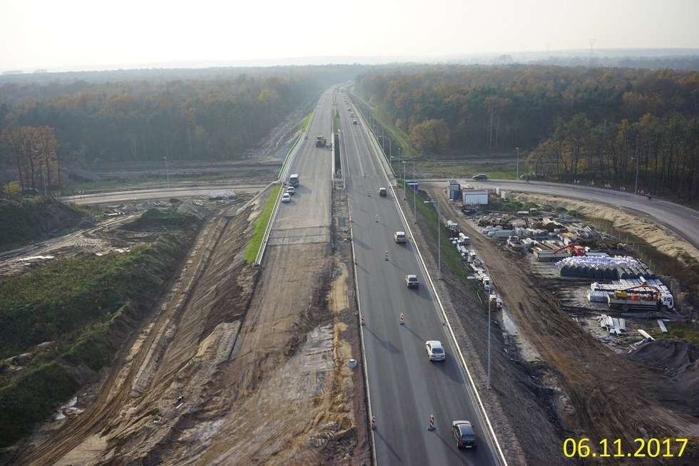  Budowa drogi ekspresowej od węzła Kurów do mostu na Wiśle (zdjęcie 40) - Autor: GDDKiA