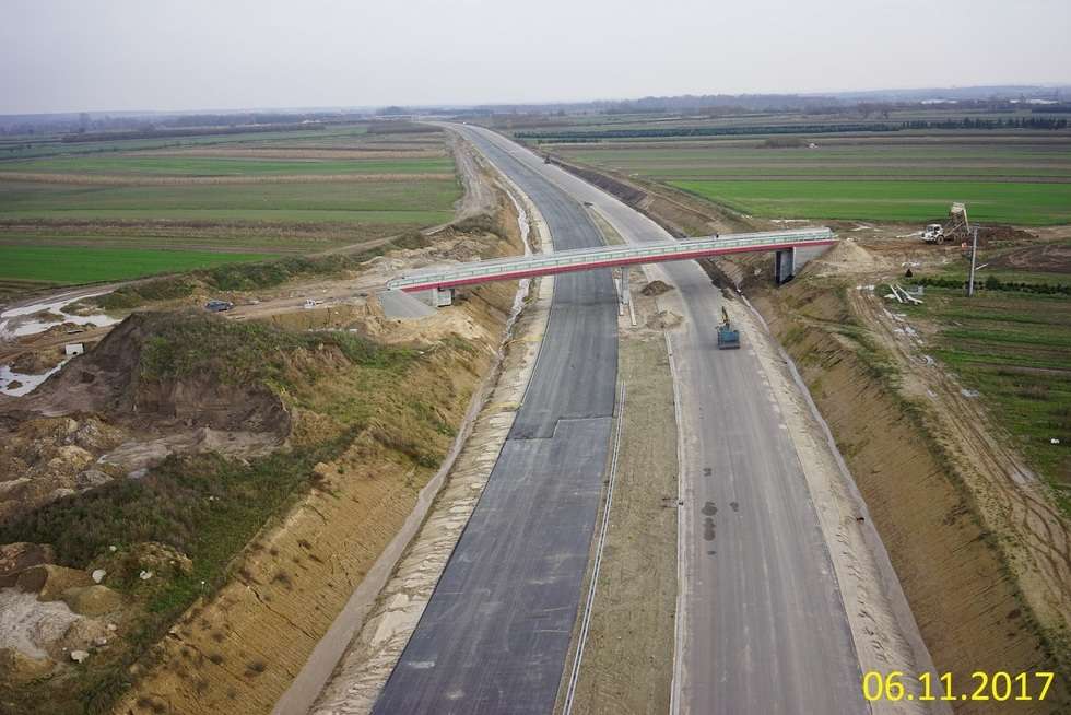  Budowa drogi ekspresowej od węzła Kurów do mostu na Wiśle (zdjęcie 17) - Autor: GDDKiA