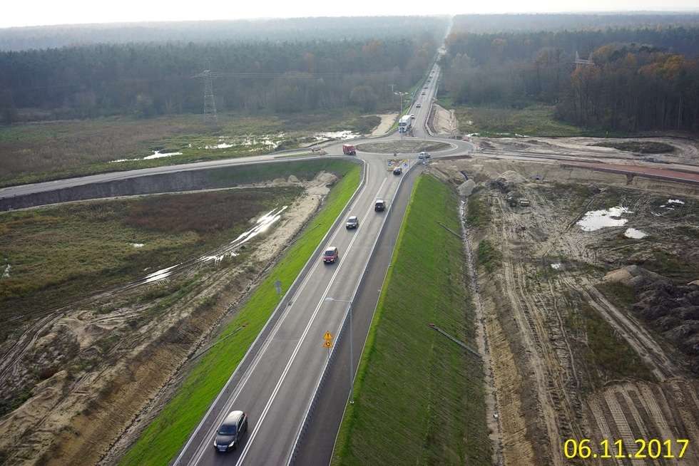  Budowa drogi ekspresowej od węzła Kurów do mostu na Wiśle (zdjęcie 24) - Autor: GDDKiA