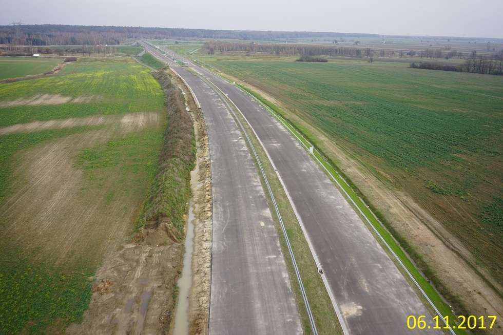  Budowa drogi ekspresowej od węzła Kurów do mostu na Wiśle (zdjęcie 3) - Autor: GDDKiA
