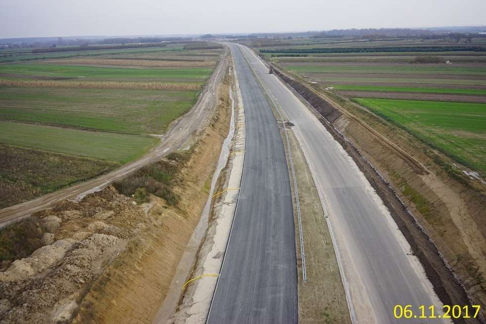  Budowa drogi ekspresowej od węzła Kurów do mostu na Wiśle (zdjęcie 11) - Autor: GDDKiA