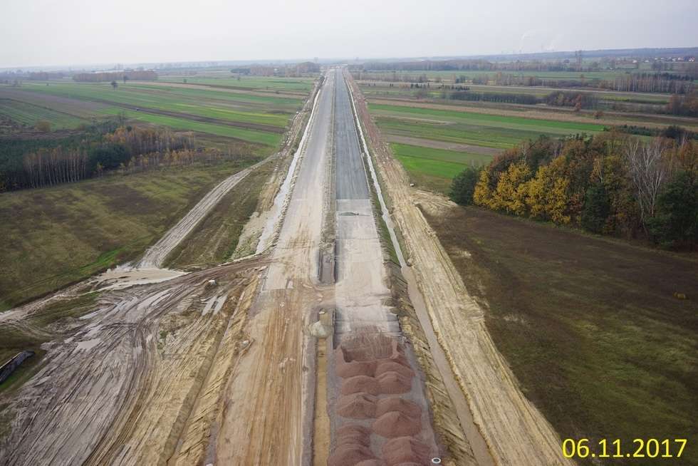  Budowa drogi ekspresowej od węzła Kurów do mostu na Wiśle (zdjęcie 5) - Autor: GDDKiA