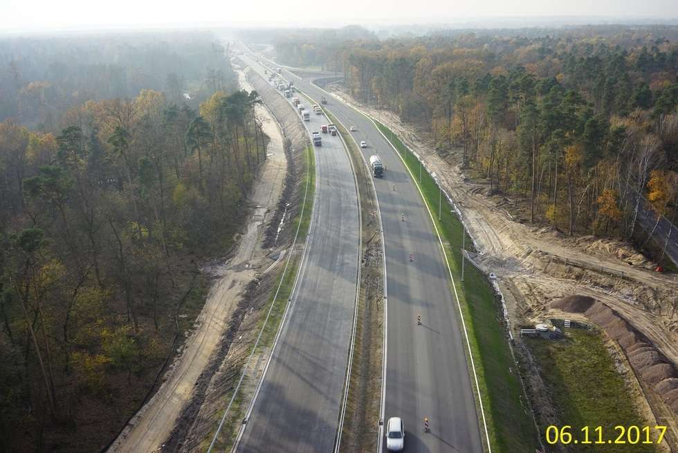  Budowa drogi ekspresowej od węzła Kurów do mostu na Wiśle (zdjęcie 34) - Autor: GDDKiA