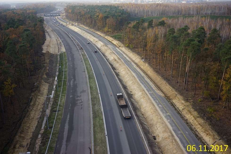  Budowa drogi ekspresowej od węzła Kurów do mostu na Wiśle (zdjęcie 25) - Autor: GDDKiA