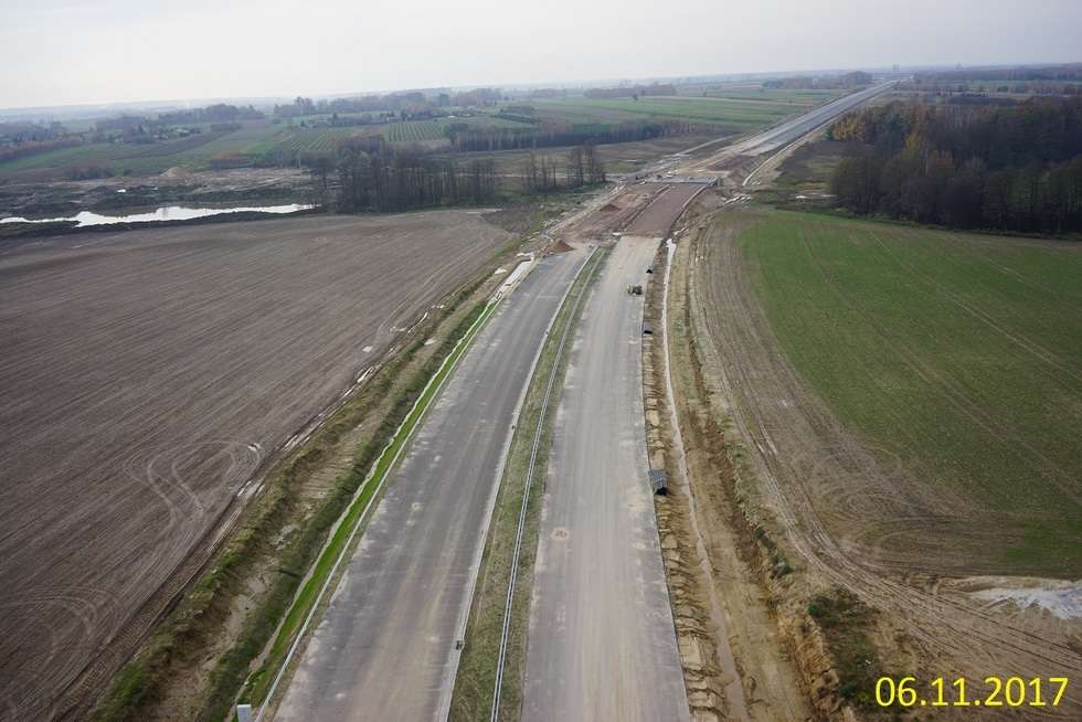  Budowa drogi ekspresowej od węzła Kurów do mostu na Wiśle (zdjęcie 8) - Autor: GDDKiA