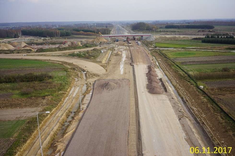  Budowa drogi ekspresowej od węzła Kurów do mostu na Wiśle (zdjęcie 4) - Autor: GDDKiA