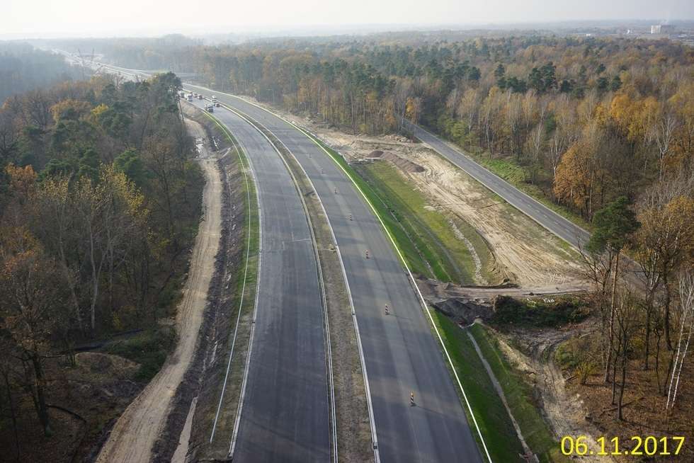 Budowa drogi ekspresowej od węzła Kurów do mostu na Wiśle (zdjęcie 35) - Autor: GDDKiA