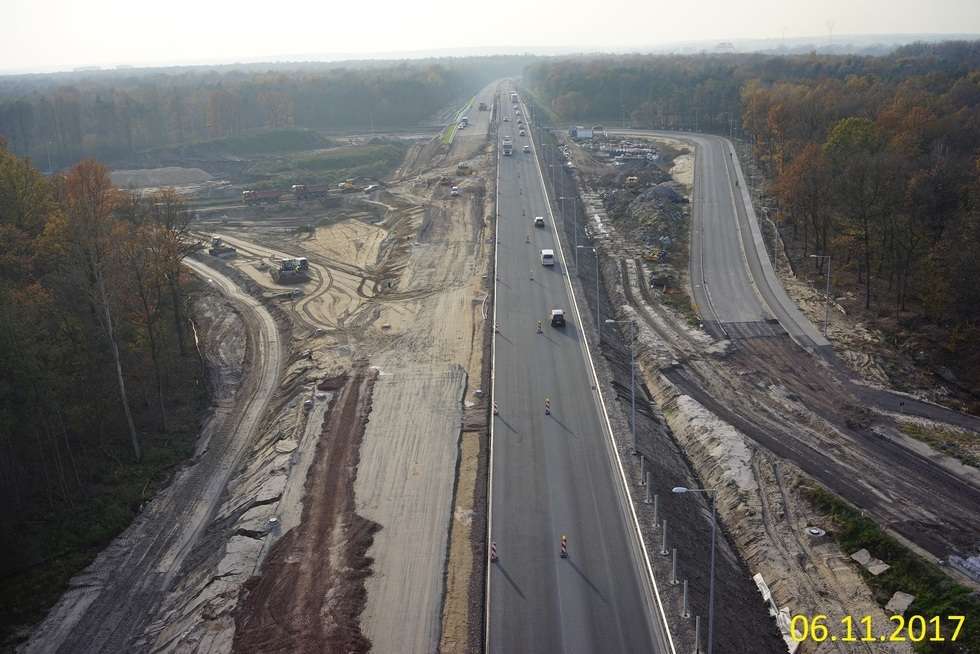  Budowa drogi ekspresowej od węzła Kurów do mostu na Wiśle (zdjęcie 38) - Autor: GDDKiA