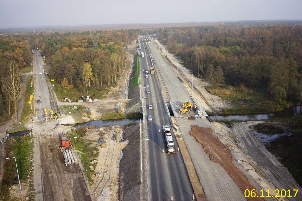  Budowa drogi ekspresowej od węzła Kurów do mostu na Wiśle (zdjęcie 41) - Autor: GDDKiA