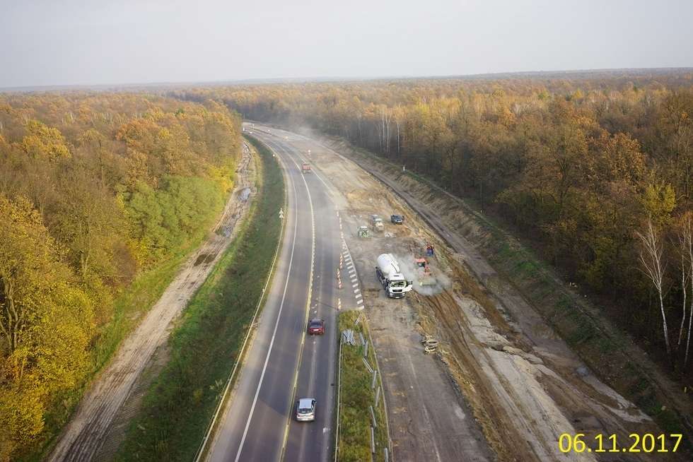  Budowa drogi ekspresowej od węzła Kurów do mostu na Wiśle (zdjęcie 43) - Autor: GDDKiA